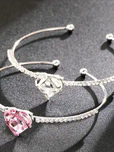 A Versatile Heart-embedded Adjustable Bracelet with An Open Design, Perfect for The Back-to-school Season As A Trendy Essential Item and Ideal As A Gift.