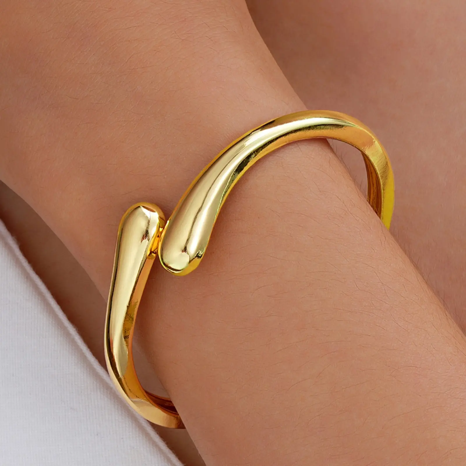 Elegant Minimalist Bangle Bracelet - Adjustable High-Polish Metal, Teardrop Shape, Spring-Open Mechanism & Clasp, Unisex Sleek Sports Wristband, Summer Sports & Outdoor Accessory, Spring-Open Clasp