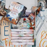 Deluxe Special Edition Book Box + 6 + Blanket