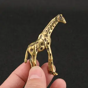 A Brass Giraffe Statue Ornament, Antique Bronze-Colored Craft Decoration, Suitable for Room Decoration, Home Decoration, Scene Layout, Desktop Display; Can Be Used as Christmas, Halloween Decoration and Autumn Home Collection Ornament
