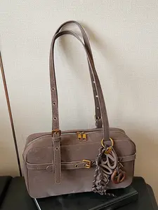 Simple retro women's one-shoulder underarm bag, fashionable and trendy casual commuter bag, one-shoulder tote bag, casual solid color one-shoulder bag, pu tote satchel, with exquisite pendants, suitable for commuting, dating, shopping and other scenarios.