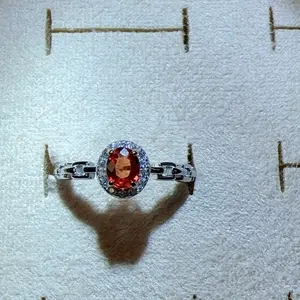 <PingEast jewelry > LANBS402----925 Sterling Silver Ring featuring a 4*5mm natural red sapphire in a simple setting, with a strap-style band design. Comes with a certificate