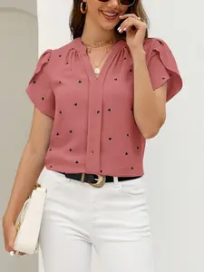 A fashionable and elegant heart-shaped printed V-neck T-shirt top for women, suitable for Casual daily wear, commuting, travel and leisure