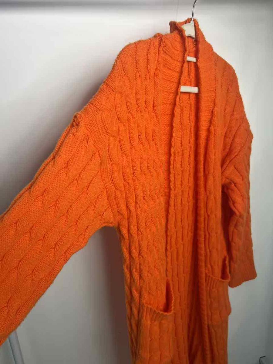 Item: orange, XL