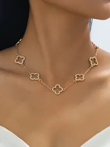 Elegant Four-Leaf Clover Pendant Necklace for Women, Classic Glass Cutout Design, Perfect Gift for Loved Ones, Stylish Jewelry Accessory, Modern Versatile Accessories