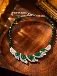 A vintage and elegant necklace set with emerald green, where the emerald main stone and broken diamonds complement each other, making it suitable for daily commuting, vacation and dating. It is also a surprising and exquisite small gift.