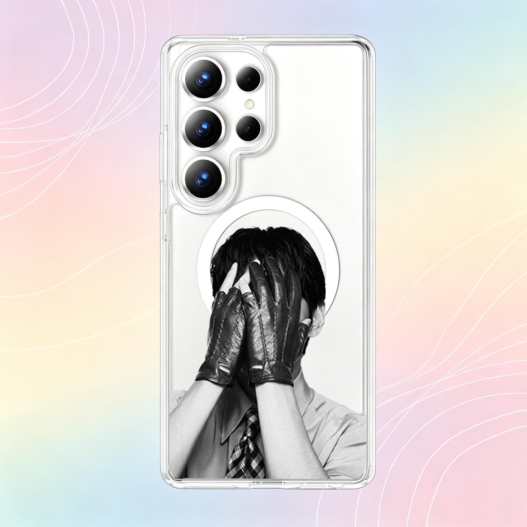 Retro-style phone case –  magnetic protective case. This K-Pop concert-themed product features a retro black and white aesthetic and an artistic boy band design, specially created for ARMYs. (Compatible with all Samsung models)