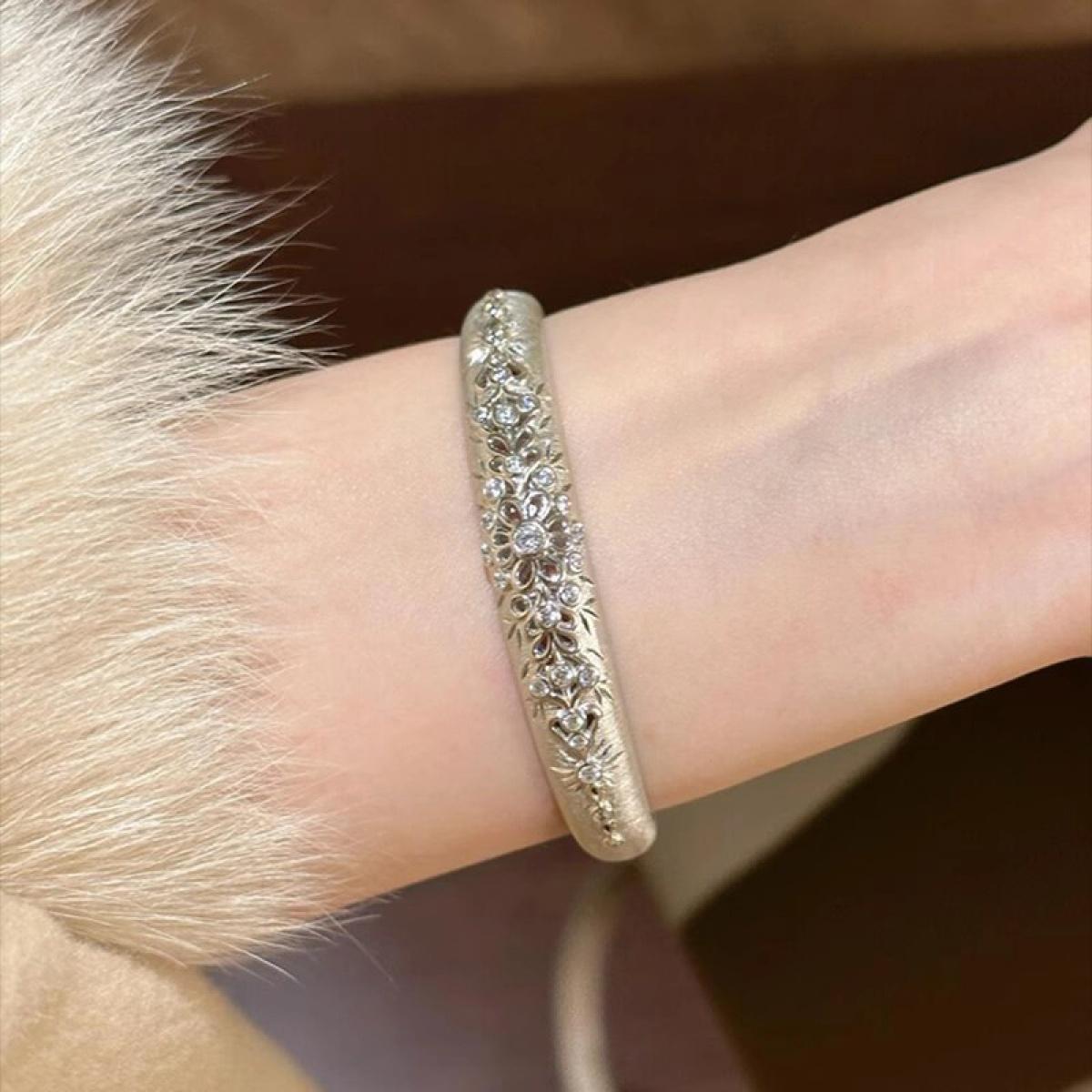 Cute Dainty Filigree Flower Pendant Necklace for Girls, Trendy Vintage Floral Wrist Jewelry, Aesthetic Cottagecore Accessory for Daily Outfits & Gifting, Trending Silver Necklace