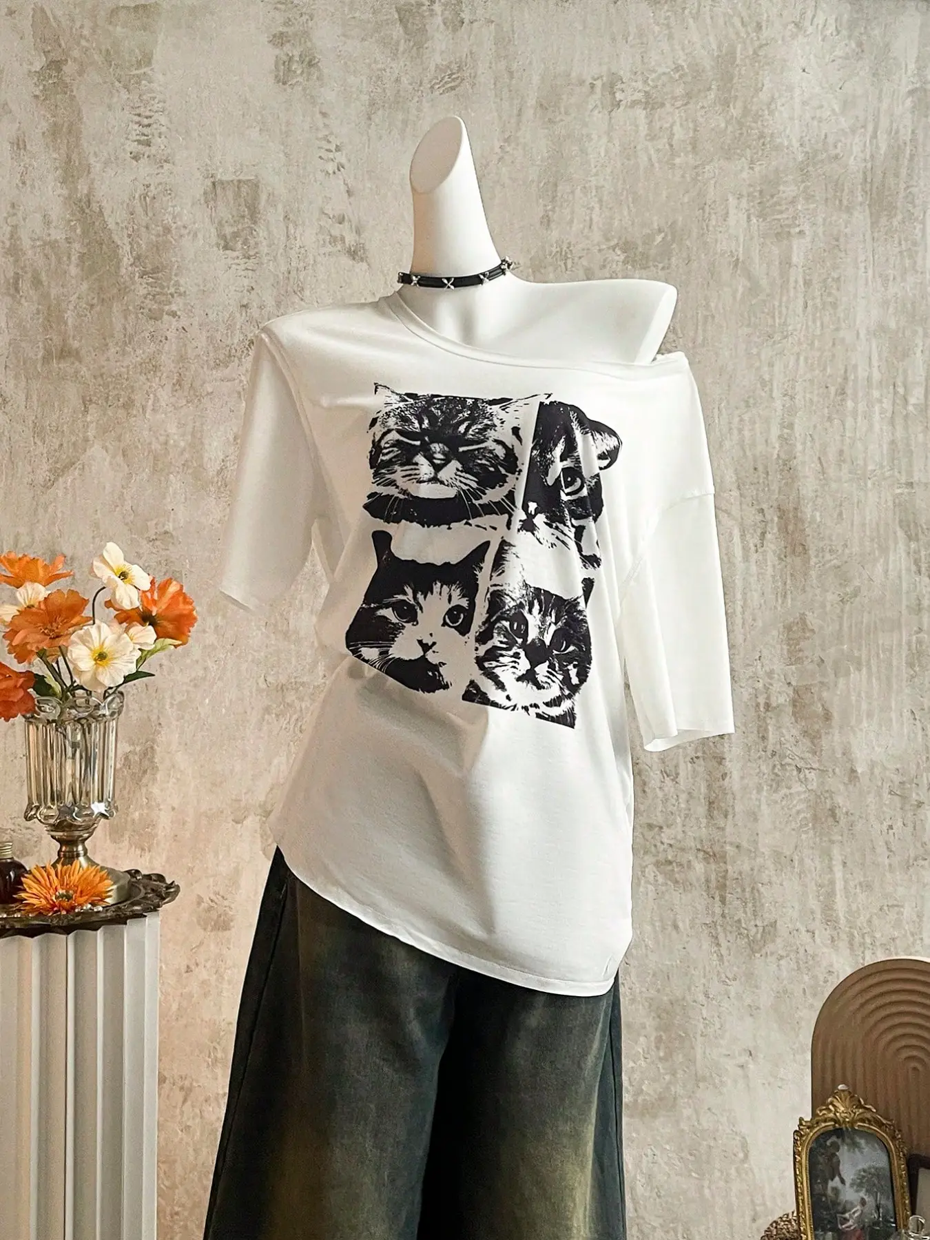 Y2K Aesthetic Cat Print Asymmetrical Off-Shoulder Cotton Graphic T-Shirt Top for Streetwear, Casual Daily Wear, Trendy Outfits - Soft Breathable Fabric, Unique Four-Cat Design, Fashionable Slouchy Fit for Teen Girls & Women, Perfect for Spring & Summer
