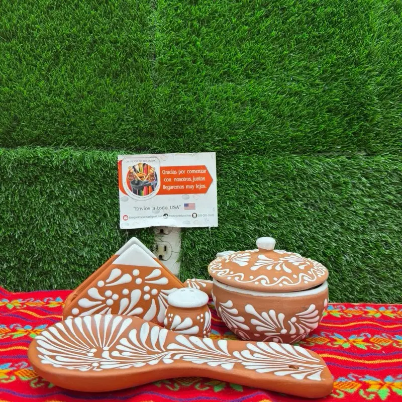 Kitchen Set Pack Relieve Cielito Lindo, color Terracota Blanco (Salsera Relieve, Napkin, Salero y Porta Spoon).