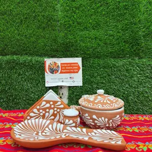 Kitchen Set Pack Relieve Cielito Lindo, color Terracota Blanco (Salsera Relieve, Napkin, Salero y Porta Spoon).