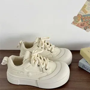 Casual running shoes with a chunky sole and breathable mesh, unisex athletic sneakers, stylish walking shoes for outdoor daily wear—brown closed-toe athletic training runner trainer footwear for boys