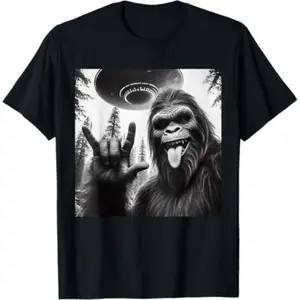 Funny Sasquatch Bigfoot Rock On Selfie With UFO Alien T-Shirt