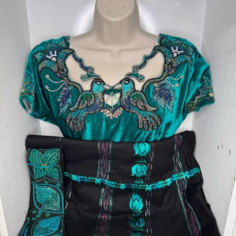 Traje de 3 prendas diseño de flores para mujeres con detalles de enperlado elegante Floral