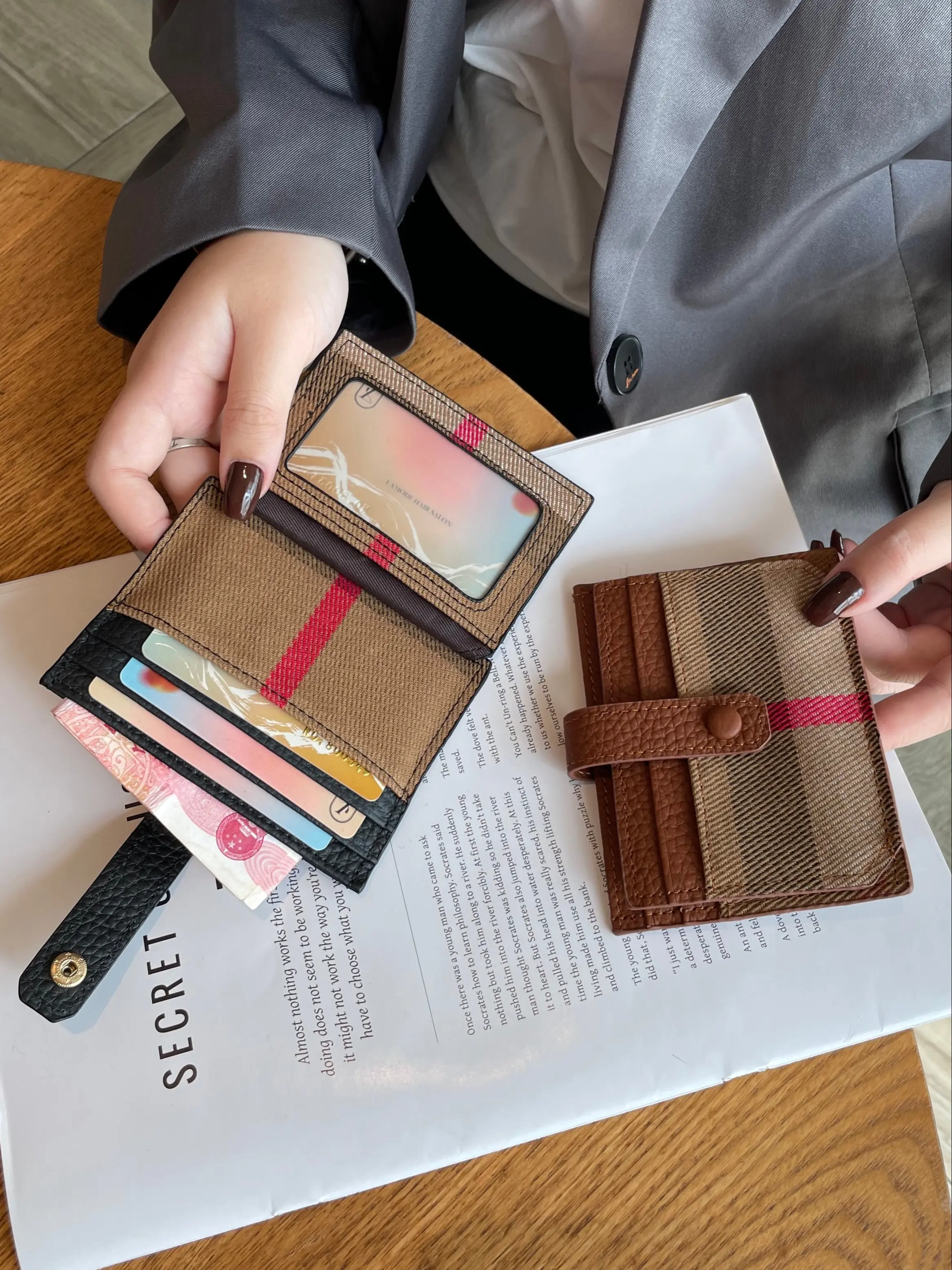 One-Piece Card Holder for Women, Ultra-Thin Mini Design, Elegant High-End Credit Card Case, Unique Style, Compact and Stylish, Fashionable Card Holder