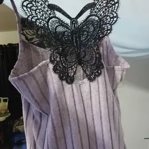 Women's Butterfly Patch Backless Lettuce Trim Contrast Lace Cami Romper, Sexy Bow Detail Spaghetti Strap Ribbed Romper for Summer