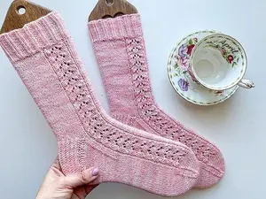 Daphne by Julie Ann Lebouthillier – Stylish Knitted Pullover Pattern