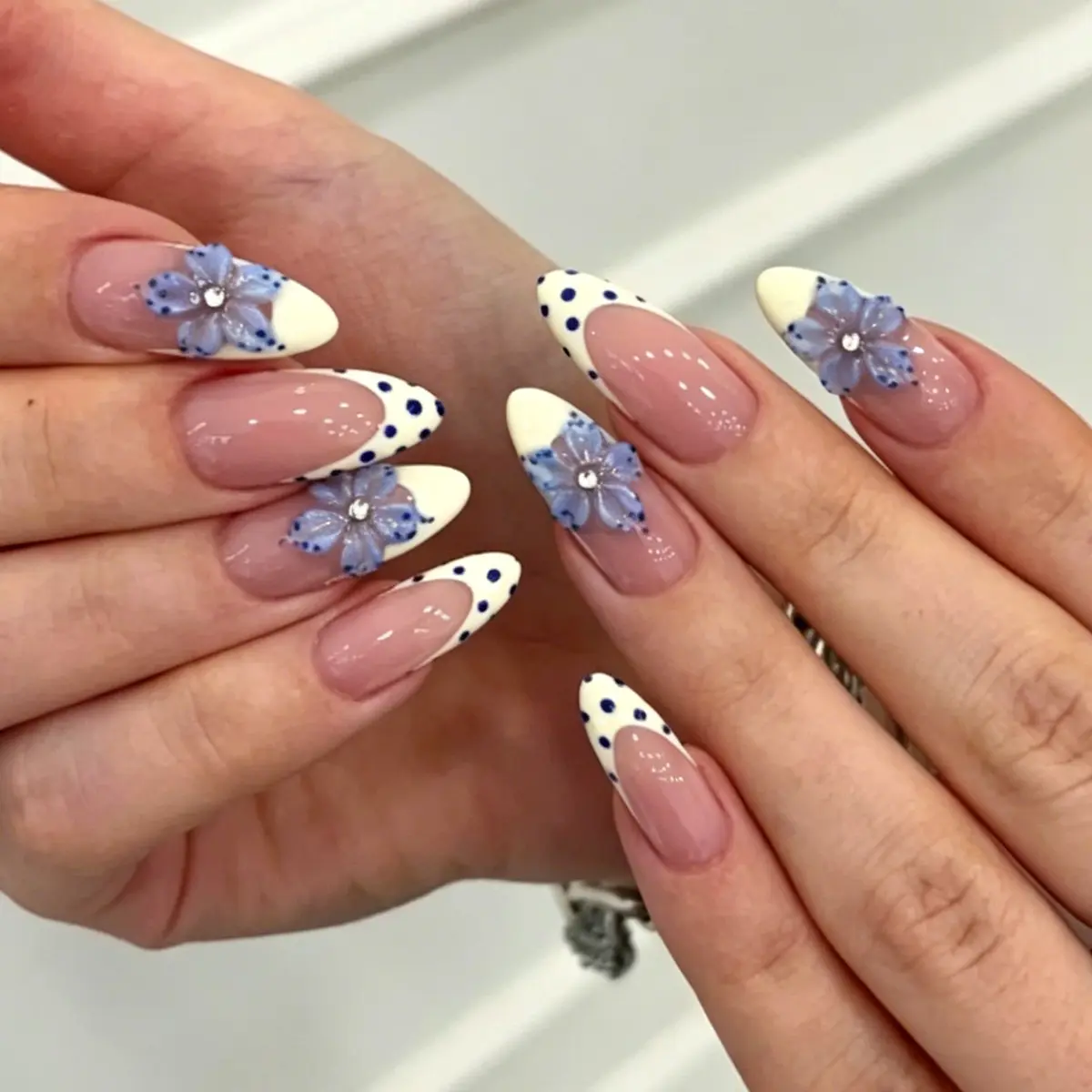 24pcs 3D Blue Flower French Nail Art, Nail Designs, Nude Base with Polka Dots, Almond Shape Press-On Nails, Nail Set, Glossy Finish, Water Drills Decorated