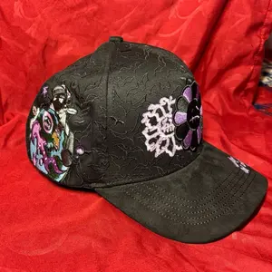 Innedithats Negro con Morado Black Cap with Purple Accents and Unique Embroidery Design