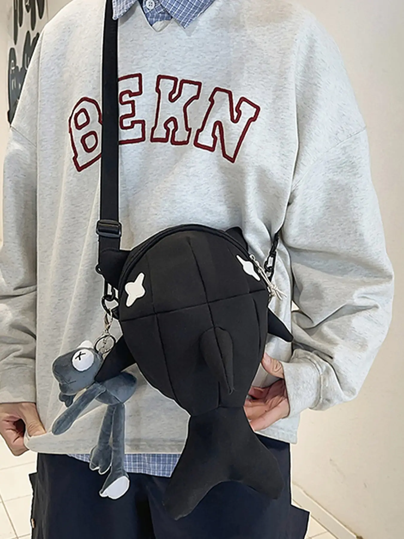 1pc Men's single shoulder crossbody bag with solid color zipper closure, shark shaped fashion, versatile, casual, suitable for daily shopping, gatherings, photography, Casual Messenger Bags, Zippered sling bag