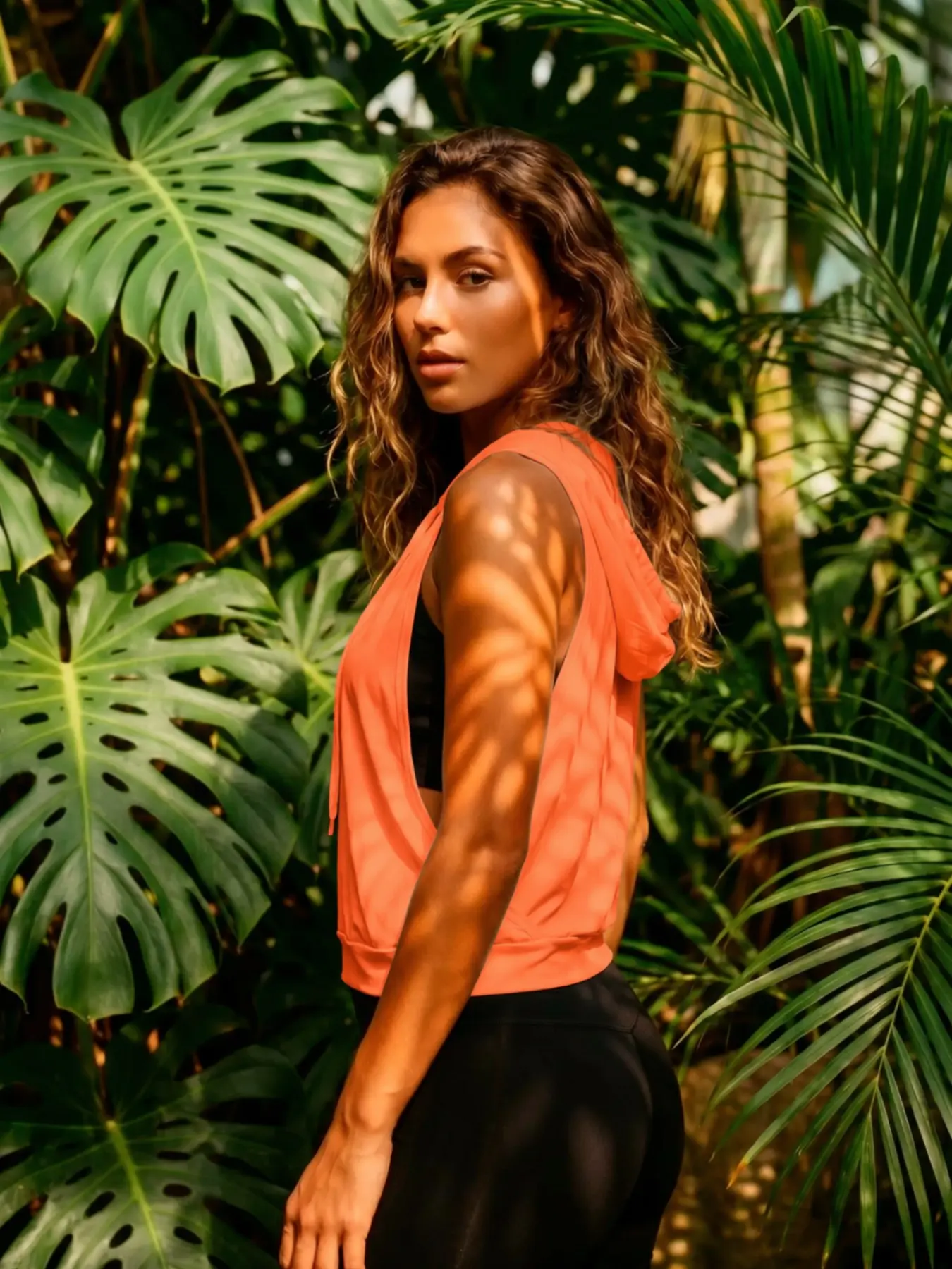 Women's drawstring sports top, breathable and quick-drying Activewear Vest, sleeveless hooded sweatshirt, casual sports tops, Casual Workout Tops. Comfortable and stylish design, casual sporty style, suitable for sports and everyday wear.