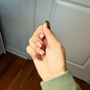 Tortishell Dreams Soft Nude & Rich Tortoise Shell Manicure with Golden Accents & Floral Nail Design for Everyday Glam & Date Nights Chic Style