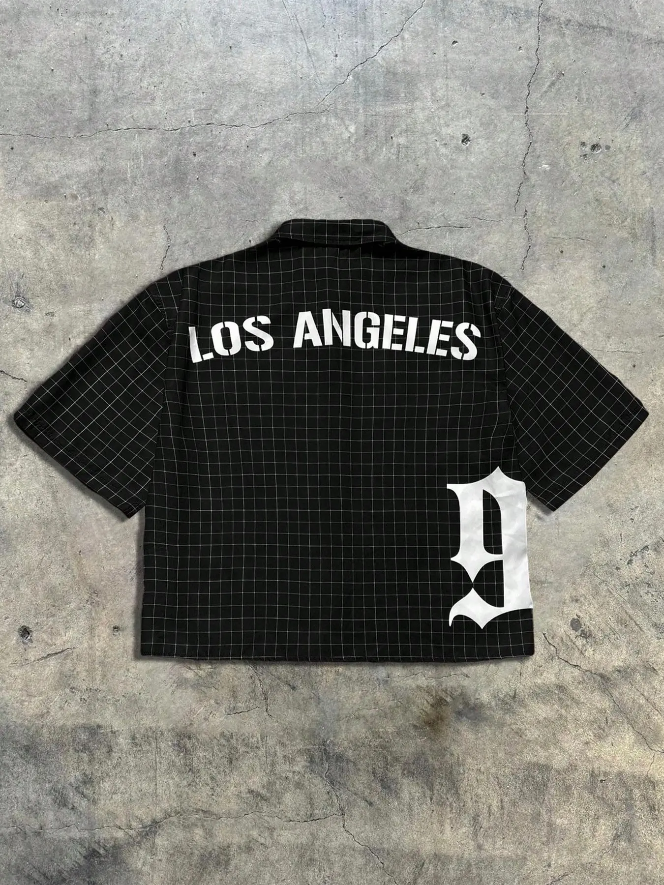 Vintage LA Gothic Print Men’s Plaid Cropped Shirt - Comfortable Breathable Fabric, Black Grid Pattern with "Los Angeles" Graphic, Y2K Streetwear Casual Button-Up, Multi-Wear for Daily / Street OOTD / Summer Events, All-Season Lightweight Top