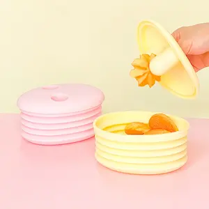 Foldable Silicone Snack Box, Food Grade Portable Candy Container with Clip, Non-Stick Hand Design, Ideal for Travel & On-The-Go Use