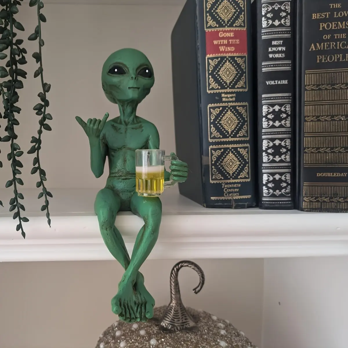 Funny Alien Drinking Beer Statue Sculpture, Design Space Decor, Handheld Beer Cup Figurine, Resin Figure, Decorative Piece, Statues Figurines, Perfect Gift for Sci-Fi Fans, Desktop Display Decoration, Collectible Room Decor, Statue Figurines