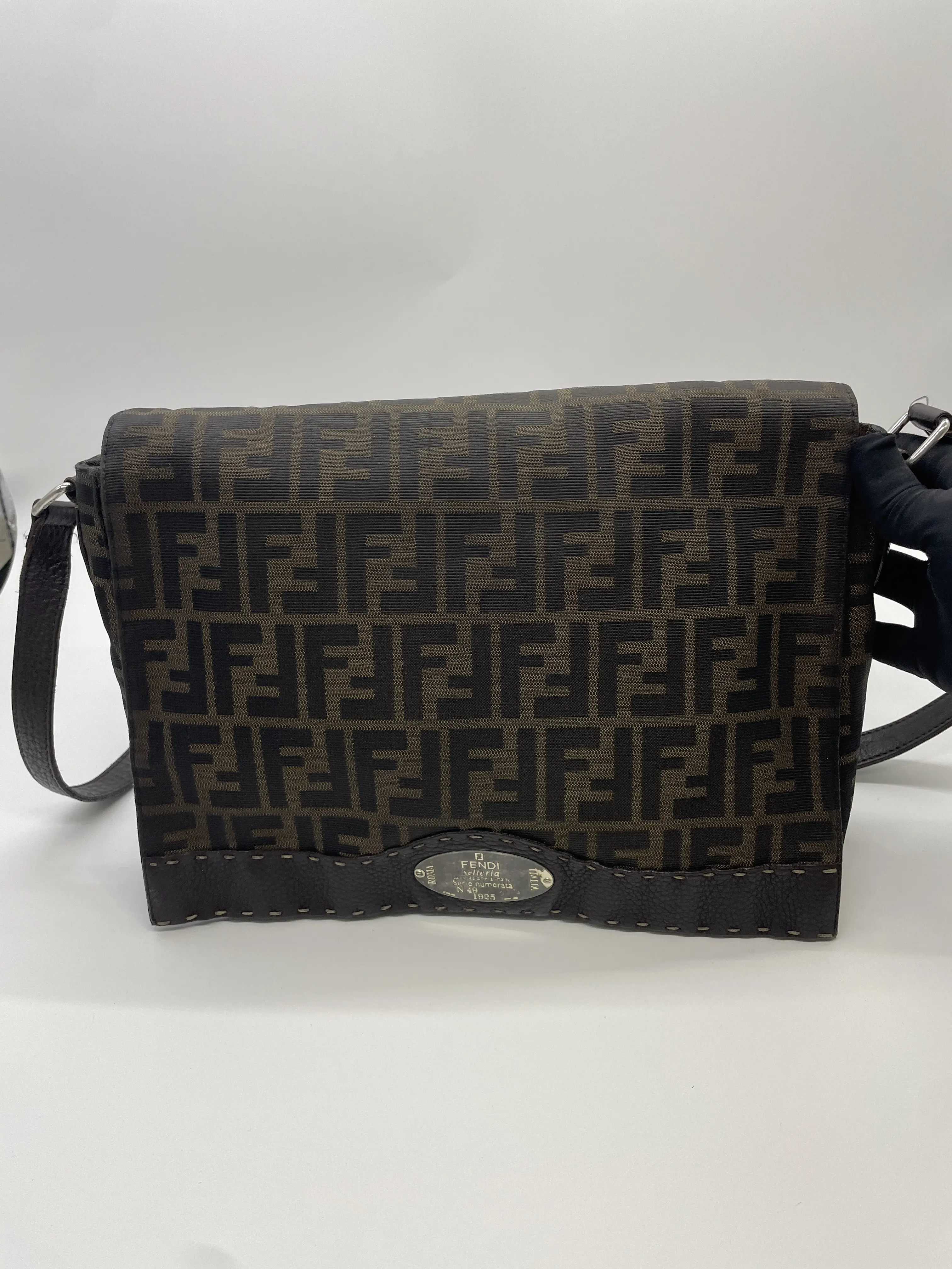 Pre-owned FENDI Vintage Zucca FF Logo Messenger Crossbody Bag Brown