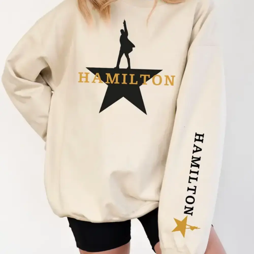 Women’s Oversized Hamilton Golden Star Crewneck Sweatshirt - Beige Retro Broadway Musical Character Silhouette Graphic, Nostalgic Theater Aesthetic for Musical Lovers, Concert Events, Theater Trips, Edgy Streetwear, Lazy Day Outfits & Hamilton Fandom Merc