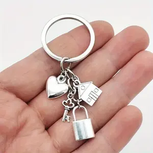 Fashionable Iron Alloy Keychain with Heart Design, Silver Color Key Charm for Bags, Perfect Valentine's Day Love Gift for Men & Women