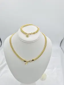 Choker and bracelet set with heart clasp in 14k gold plated.  (106)