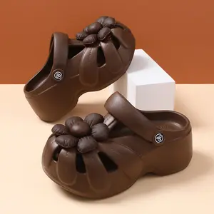 New women’s perforated clogs for summer outdoor wear—closed toe, thick sole for added height, fashionable floral design, non-slip sandals