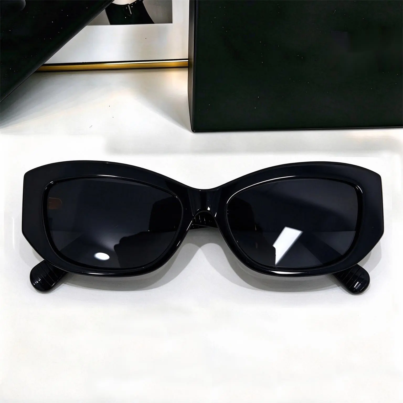 Luxury Rectangle Sunglasses for Women Trendy Y2k Retro Square Sun Glasses with UV400 Protection Versatile for Daily Wear and Vacations