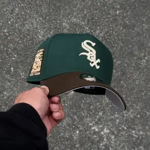 New Era Chicago White Sox Green Brown 9FORTY Streetwear Cap, Embroidered Logo Front, Anniversary Patch Detail, Adjustable Snapback Closure, Urban Baseball Hat