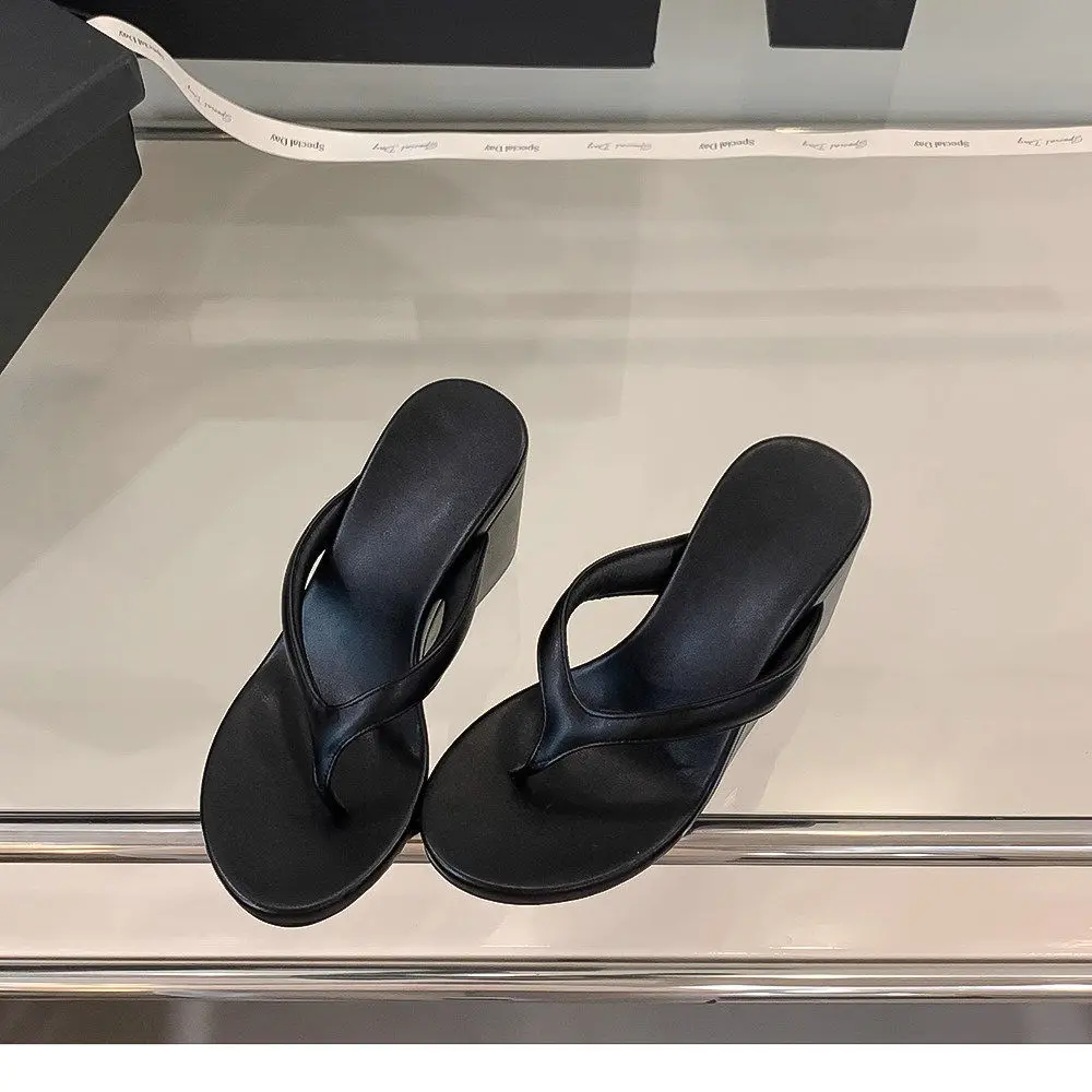 All-Day Comfy Wedge Thong Sandals for Women, flexible soft upper, shock-absorbing padded insole. Practical slip-ons for seaside outings, shopping and city walks.