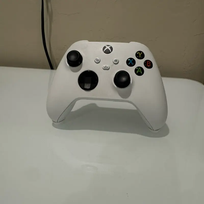 Invisible Xbox Controller Stand - White Color, Ergonomic Design, Ideal for Gaming