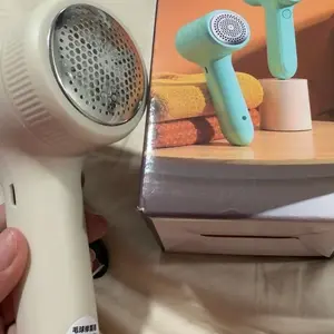 Rechargeable Fabric Shaver Lint Remover for Clothes - Dual Protection, Comfortable & Lightweight, Efficient & Versatile Pocket Sized Household Tool, Ergonomic Mini Gadget for Travel & Space-Saving Drawer Storage (1 Count)