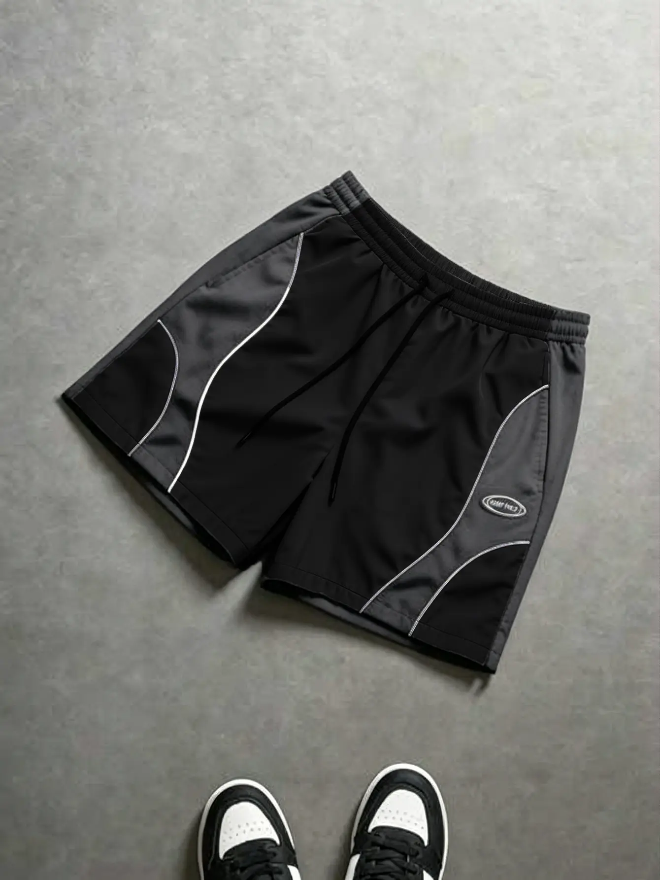 Men’s summer fashion athletic casual shorts with an elastic waistband and drawstring, color-block design, loose fit, suitable for outdoor running, basketball, and the beach in summer.