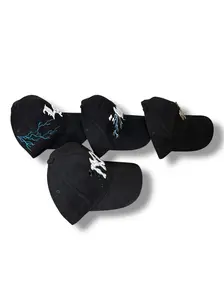 Gorras Negras Bordadas Estilo Callejero con Detalles Premium y Diseños Exclusivos RAYOS
