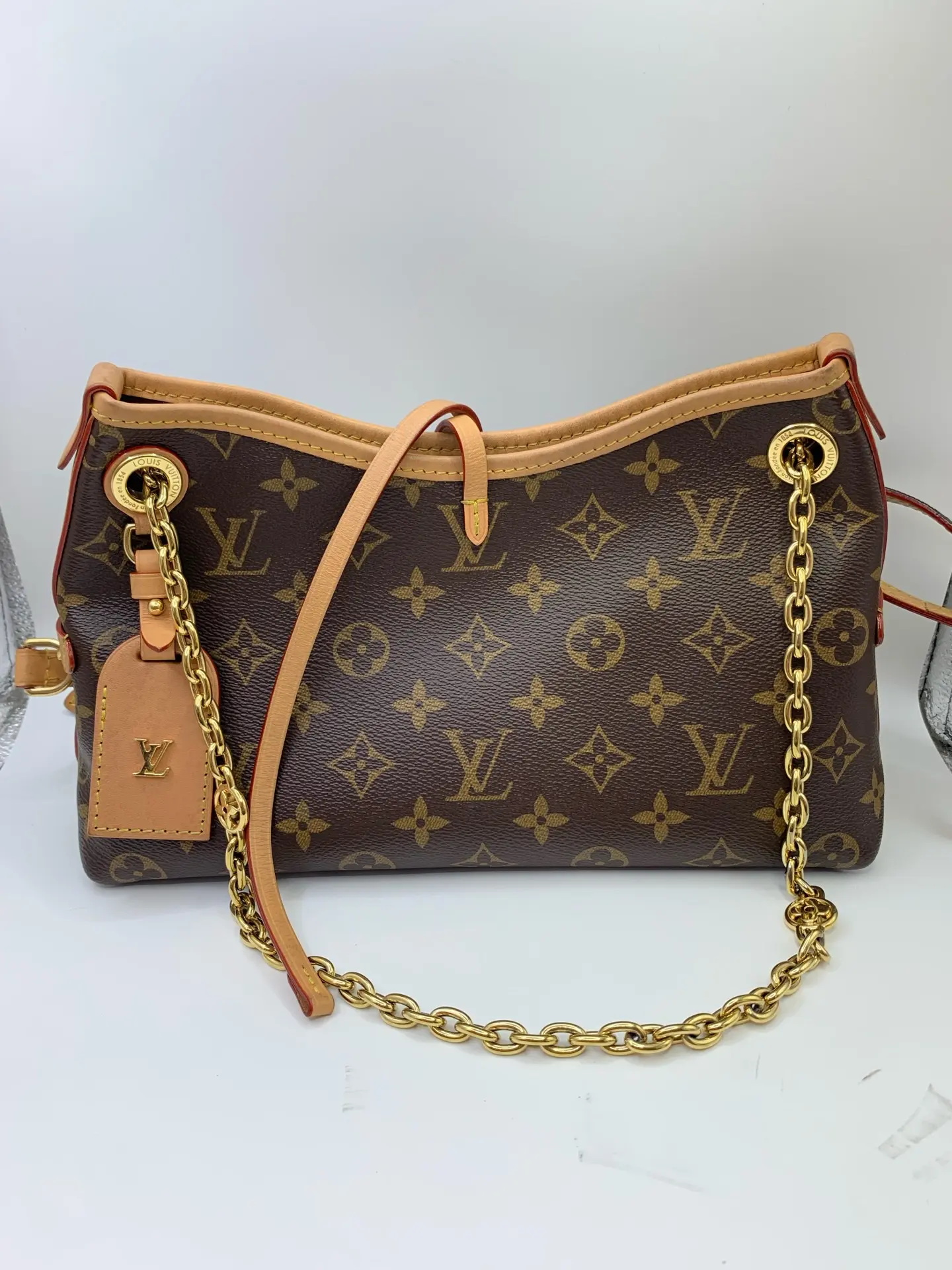 Pre-owned Louis Vuitton Carryall BB – Monogram Canvas Chain Bag Classic Monogram canvas with chain strap design.Size: 27 × 18 cm. N1
