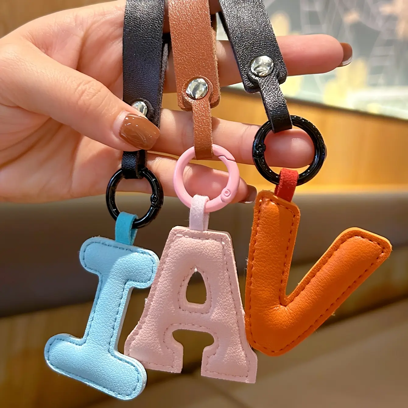 1/20pcs Stylish PU Leather Letter Keychain - 26 Letter Pendants Car Key Chain Bag Accessories - Valentine's Day Gift Birthday Gift Name Abbreviation Pendant Women's Keychain