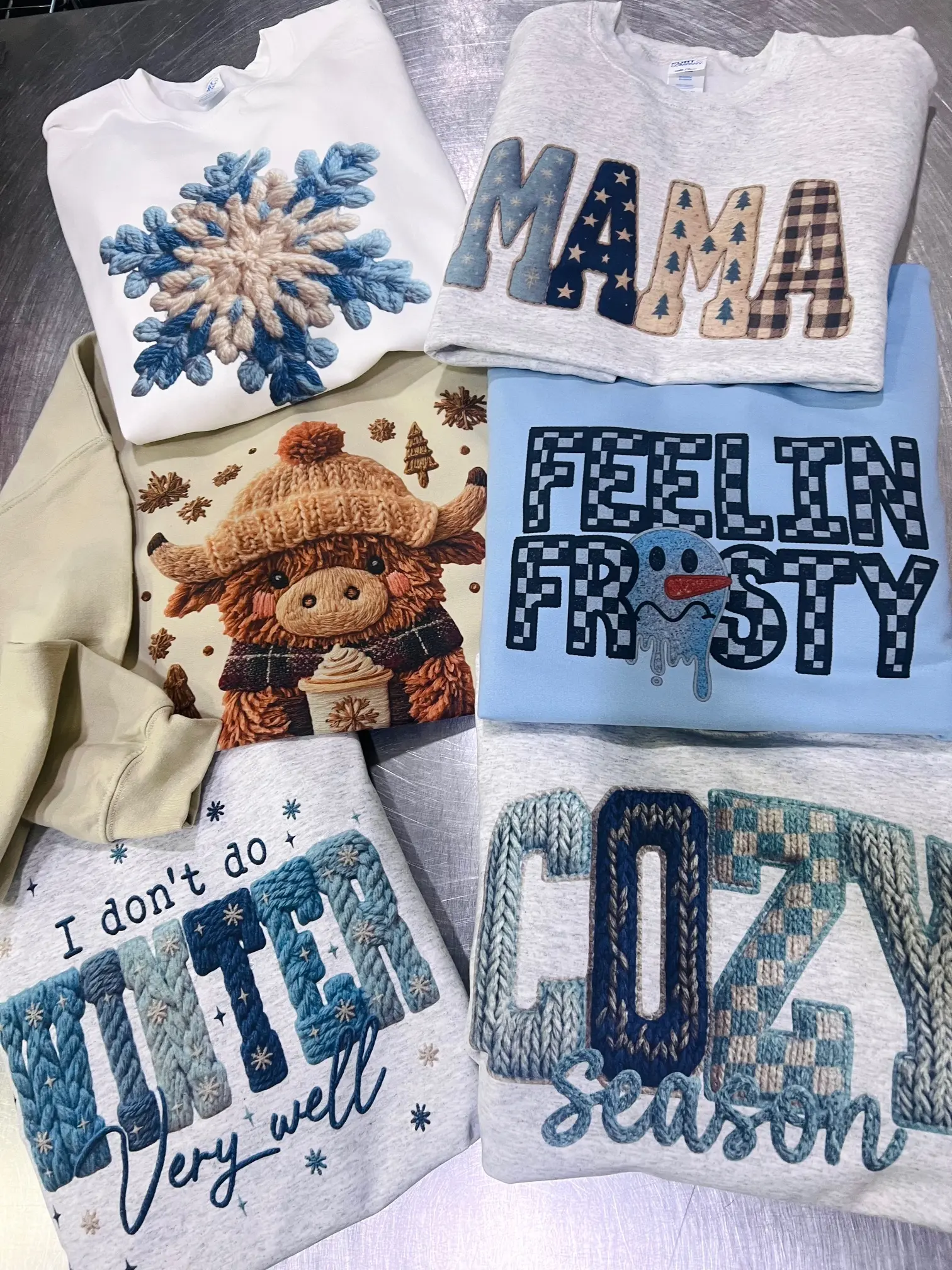 Winter Feelin Frozen Knit Print Sweatshirts Highland Cow Crochet Pullover Snowflake Mama Gift Unisex Sweaters Casual Crewneck Cozy Season Blue Top