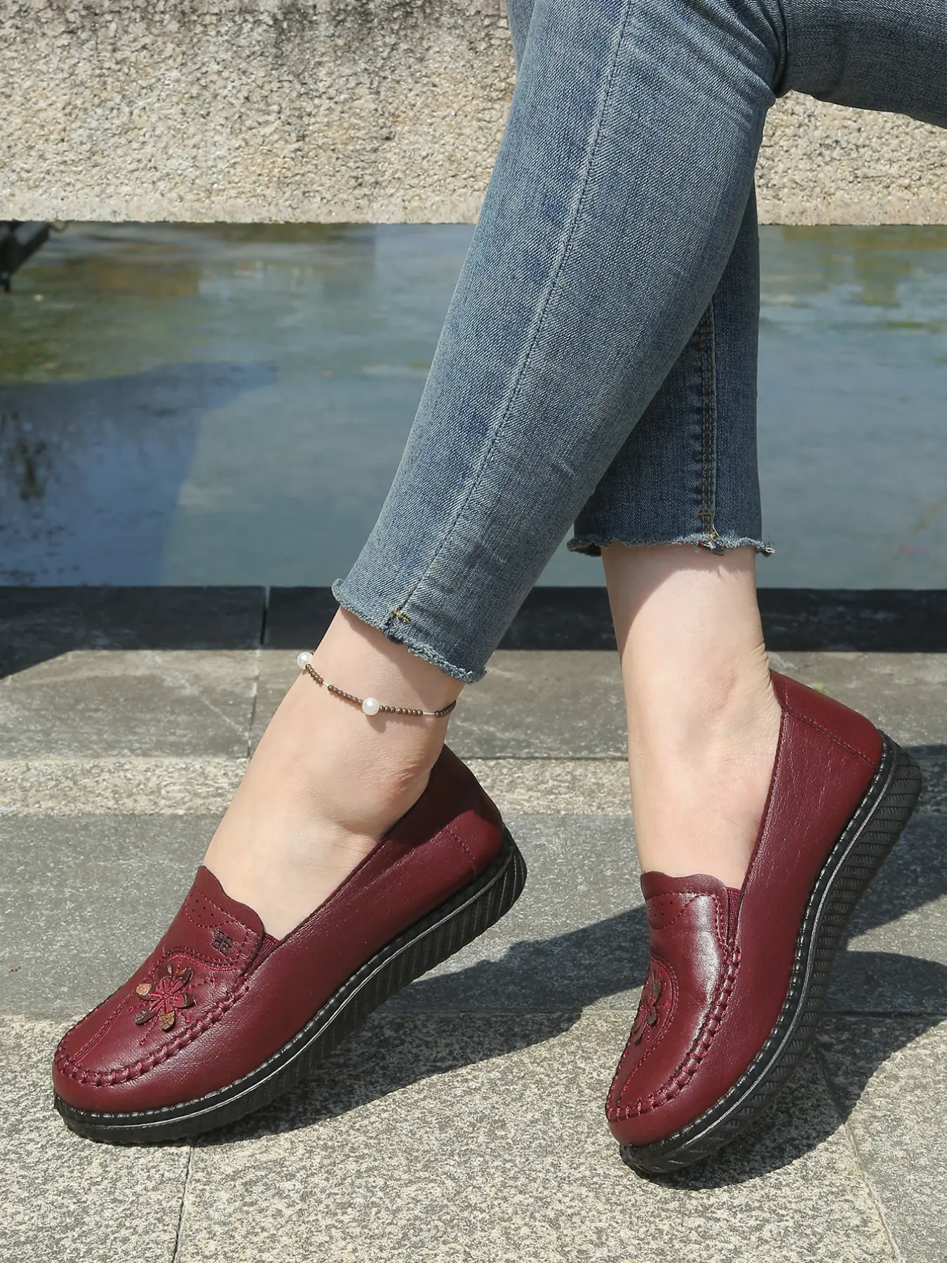 Ultra Soft Non-Tiring Retro Embroidered Leather Women Shoes, Comfortable Durable Flat Casual Shoes, Grandma Shoes/commute Shoes, Perfect for Daily Wear