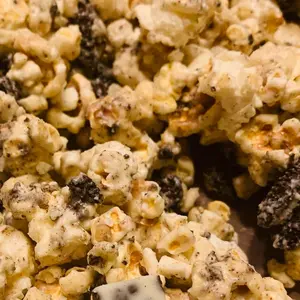 Poppin’ Sisters Popcorn Cookies & Cream