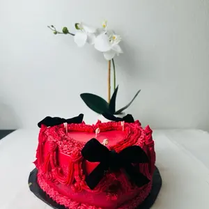 ️ Vela Corazón Rojo con Moños Negros – Artesanal y Ecológica Candle