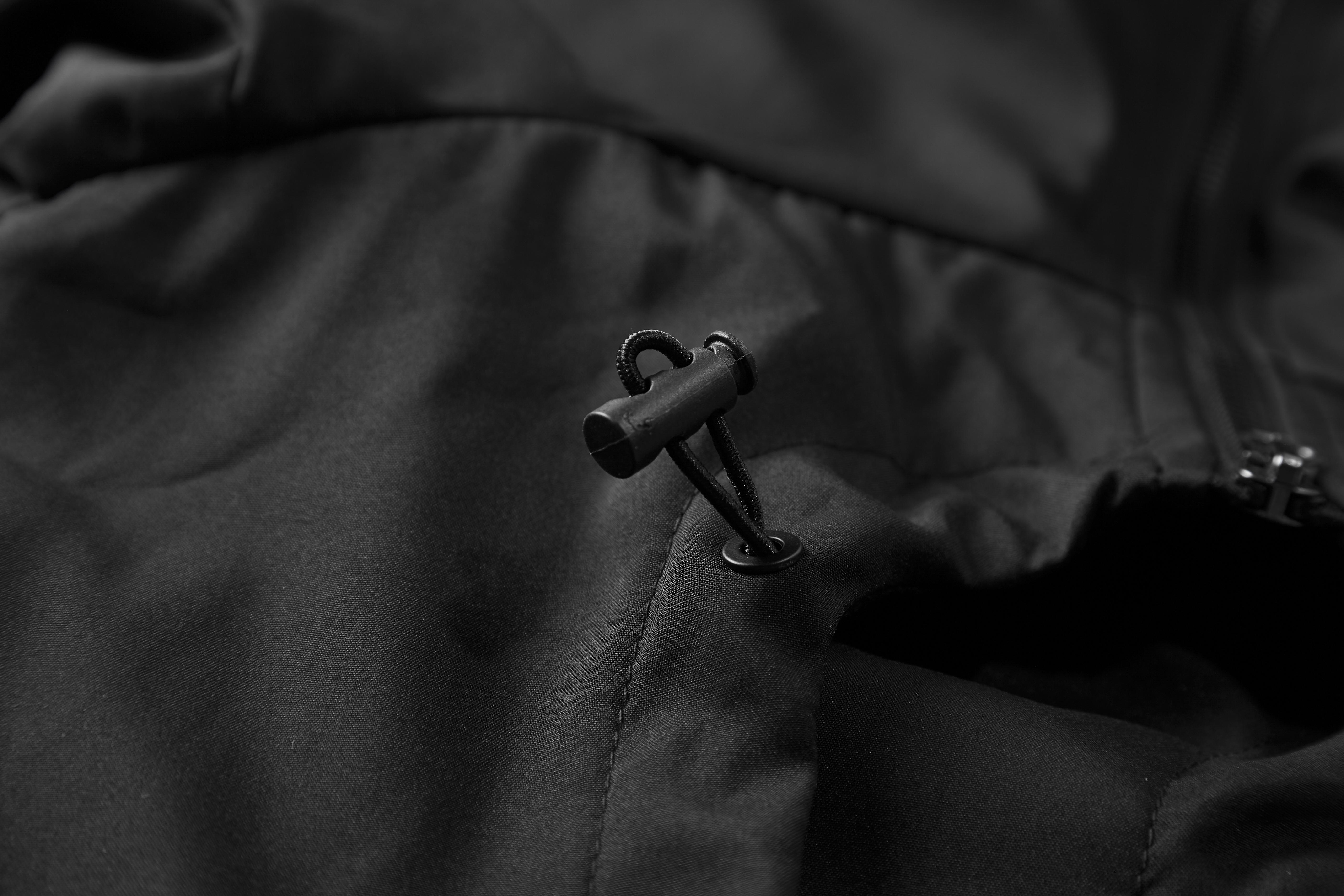 Men’s solid-color windproof hooded jacket with drawstring and zipper; casual long-sleeve jacket with zippered pockets; four-season men’s outerwear; casual-style jacket; men’s mountaineering sports jacket