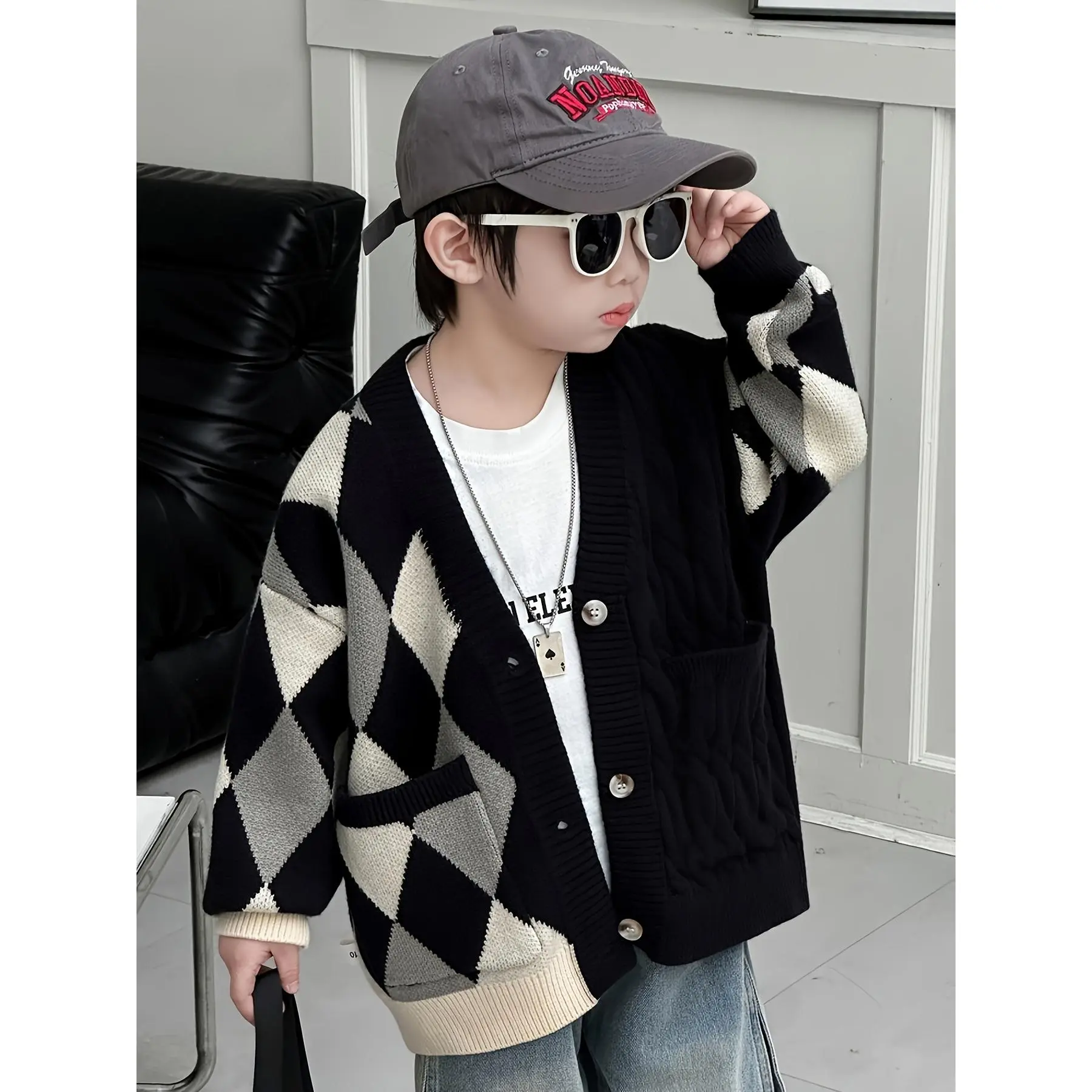 New Style Oversized Black And White Rhombus Knit Sweater for Boys, Perfect for Spring And Autumn. Casual And Versatile Coat Suitable for Outdoor Hiking. Select Size Based on Height, Appropriate for Children Aged 3 And Older