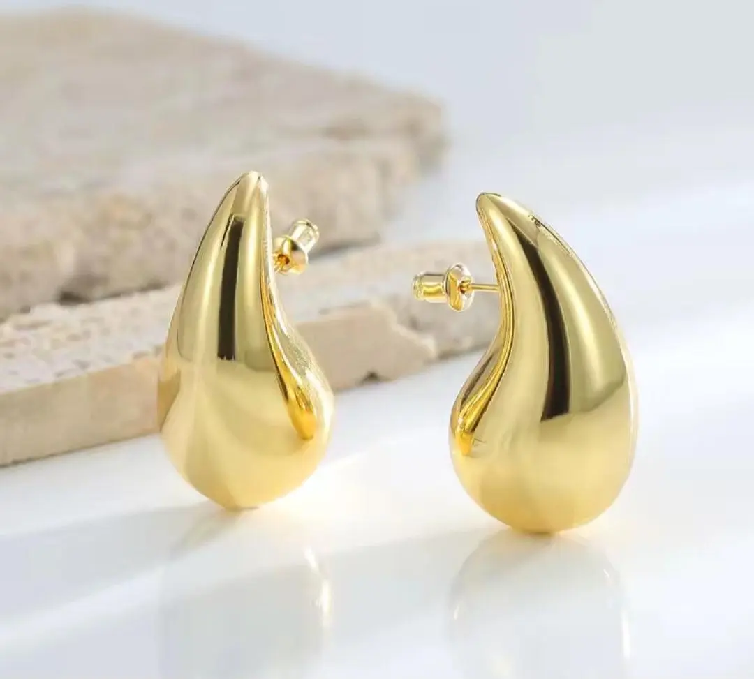 Pendientes en forma de gota grandes con baño de oro/ Large, gold-plated drop-shaped earrings.